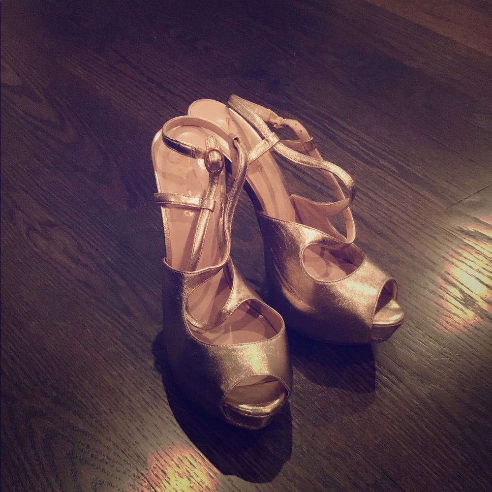 Flounce.. Gold Metallic platform heels.